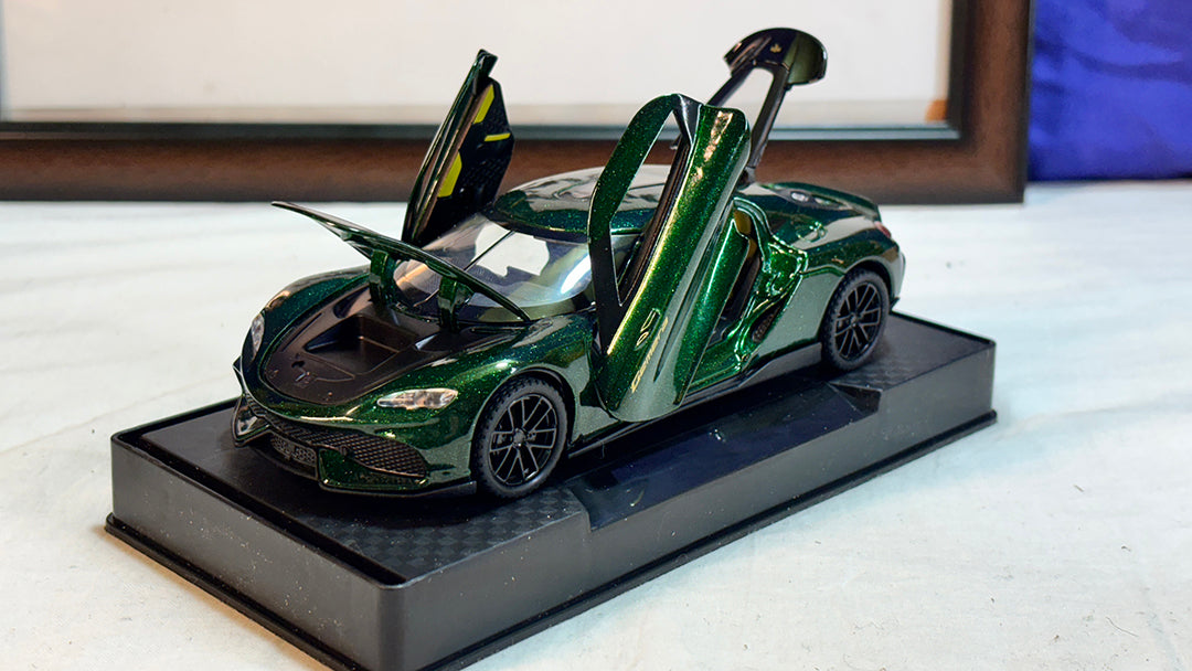 1:32 Scale Koenigsegg Gemera Hybrid Hypercar Die-cast Model, Alloy Metal Car with Opening Doors and Lighting Effects Realistic Model Gift for Kids, Boys & Diecast Collectors